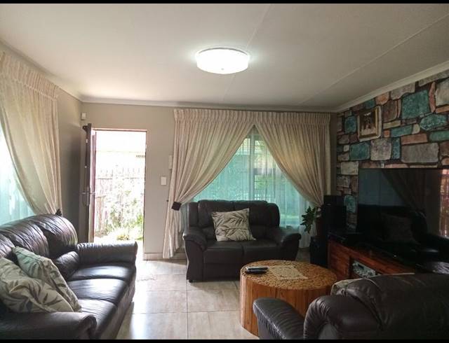 2 BEDROOM HOUSE FOR SALE IN GREENHILLS EXT 3